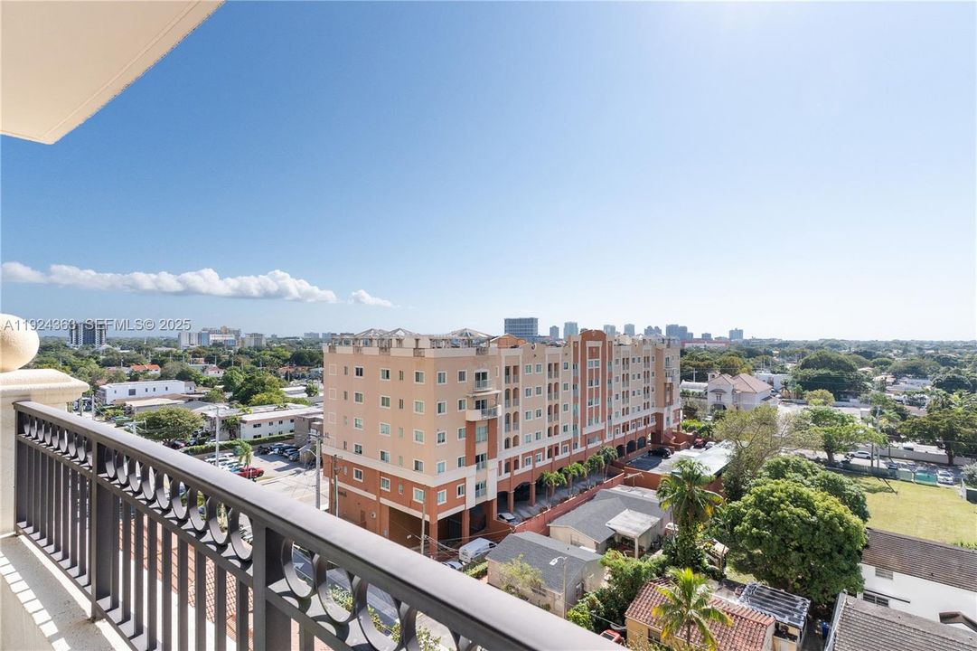 For Sale: $375,000 (1 beds, 1 baths, 792 Square Feet)