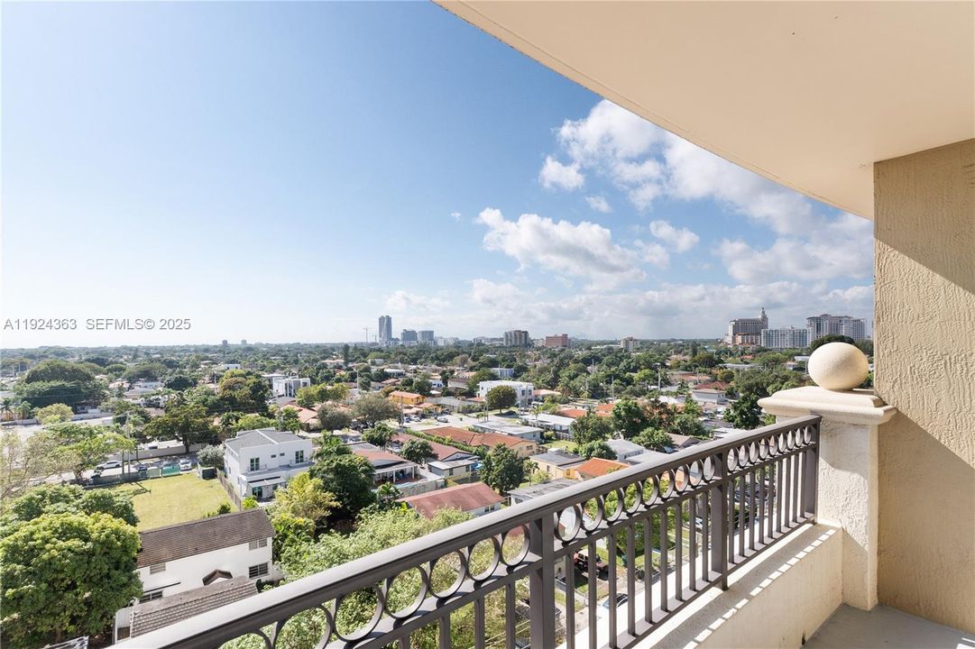 For Sale: $375,000 (1 beds, 1 baths, 792 Square Feet)