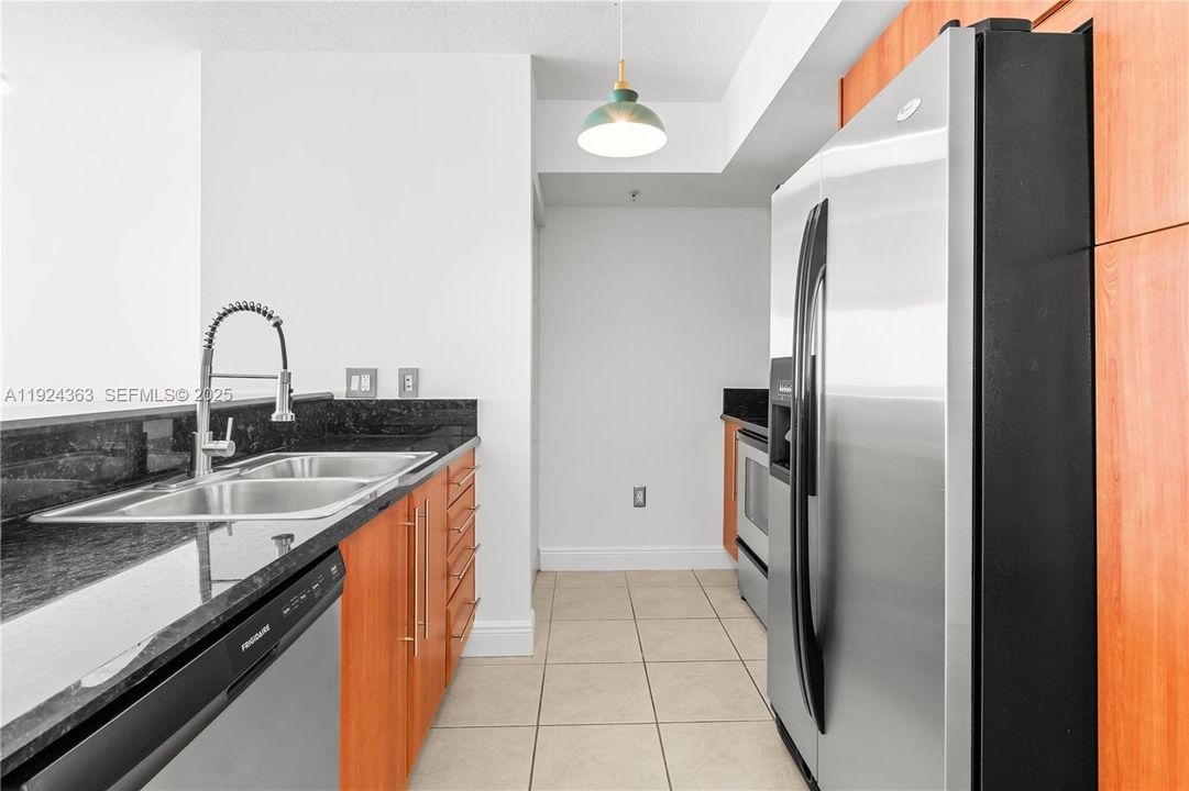 For Sale: $375,000 (1 beds, 1 baths, 792 Square Feet)