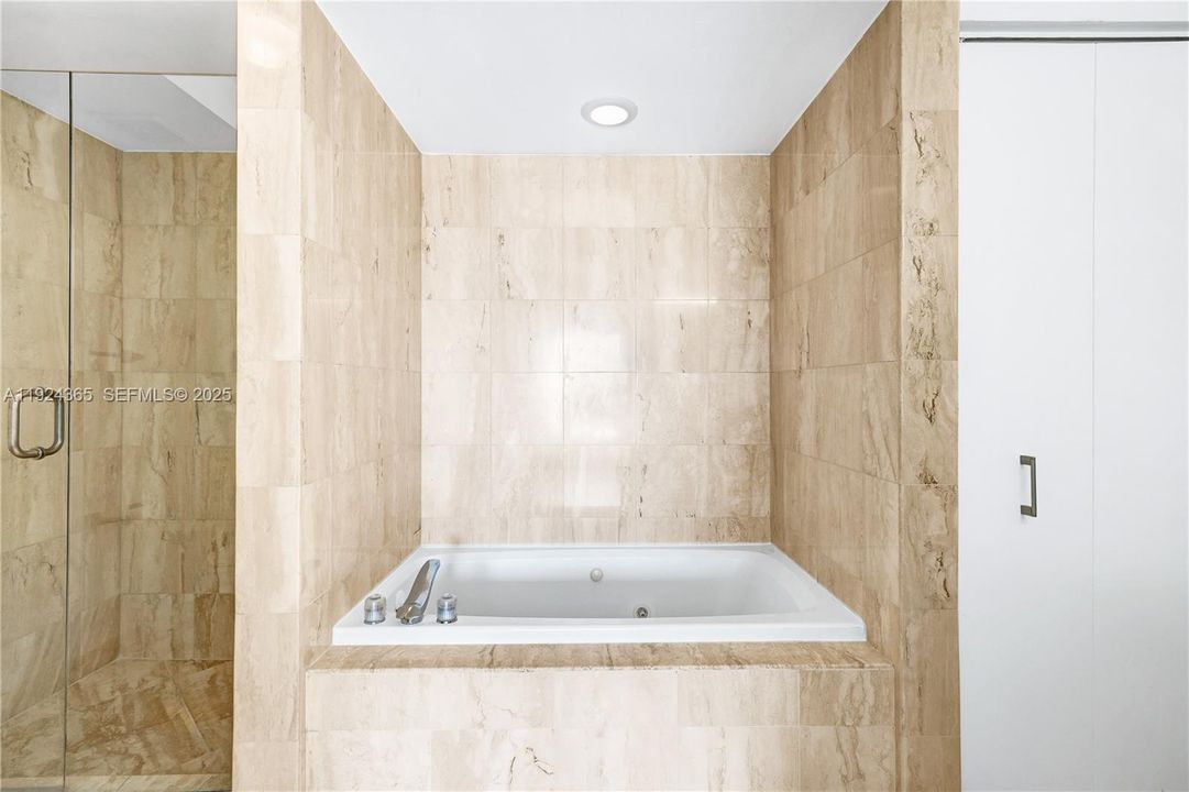 待售: $850,000 (2 贝兹, 2 浴室, 1130 平方英尺)