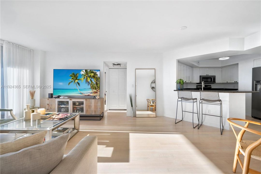 待售: $850,000 (2 贝兹, 2 浴室, 1130 平方英尺)