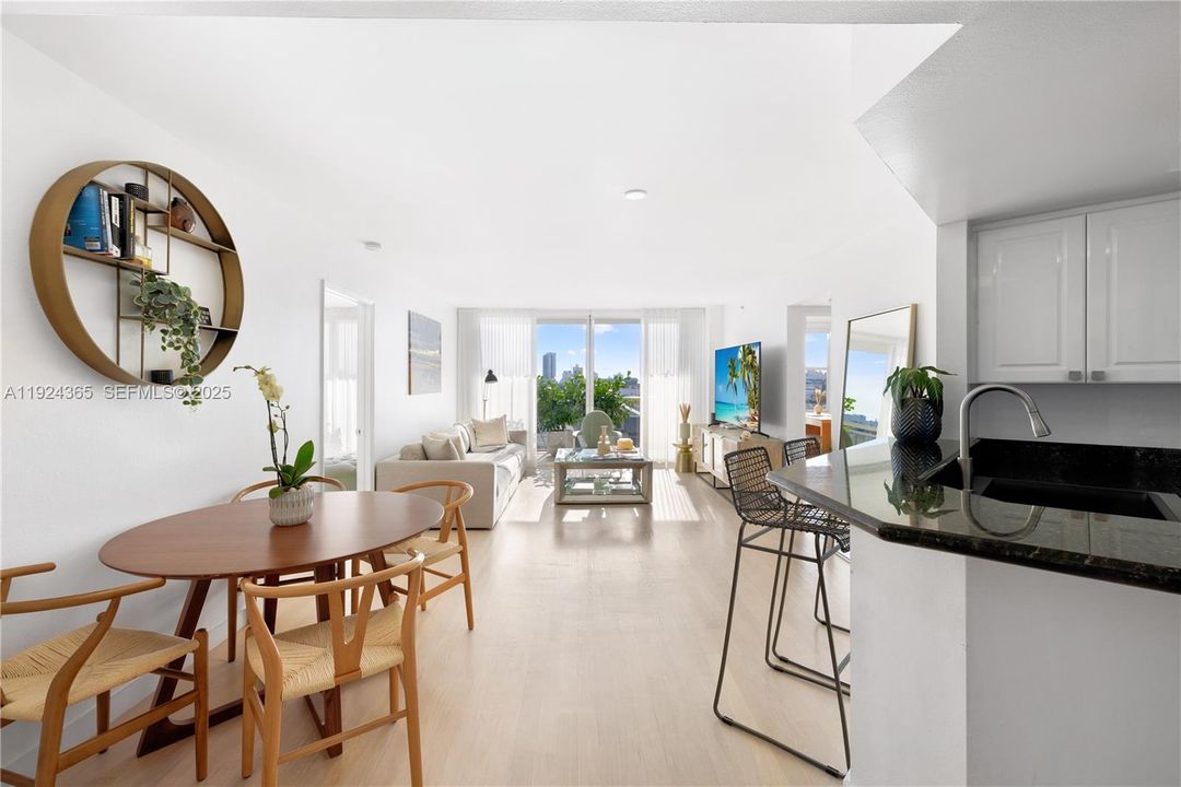 待售: $850,000 (2 贝兹, 2 浴室, 1130 平方英尺)