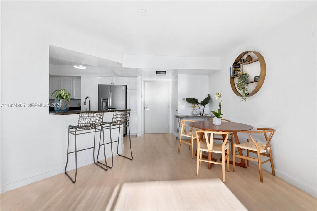 待售: $850,000 (2 贝兹, 2 浴室, 1130 平方英尺)