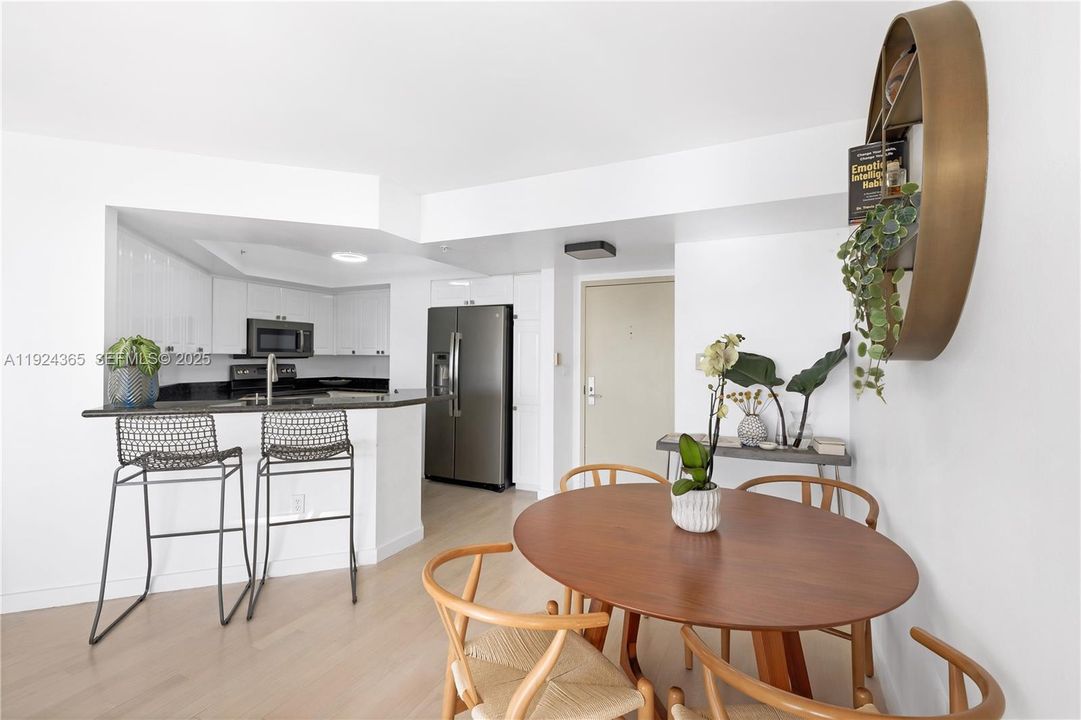 待售: $850,000 (2 贝兹, 2 浴室, 1130 平方英尺)