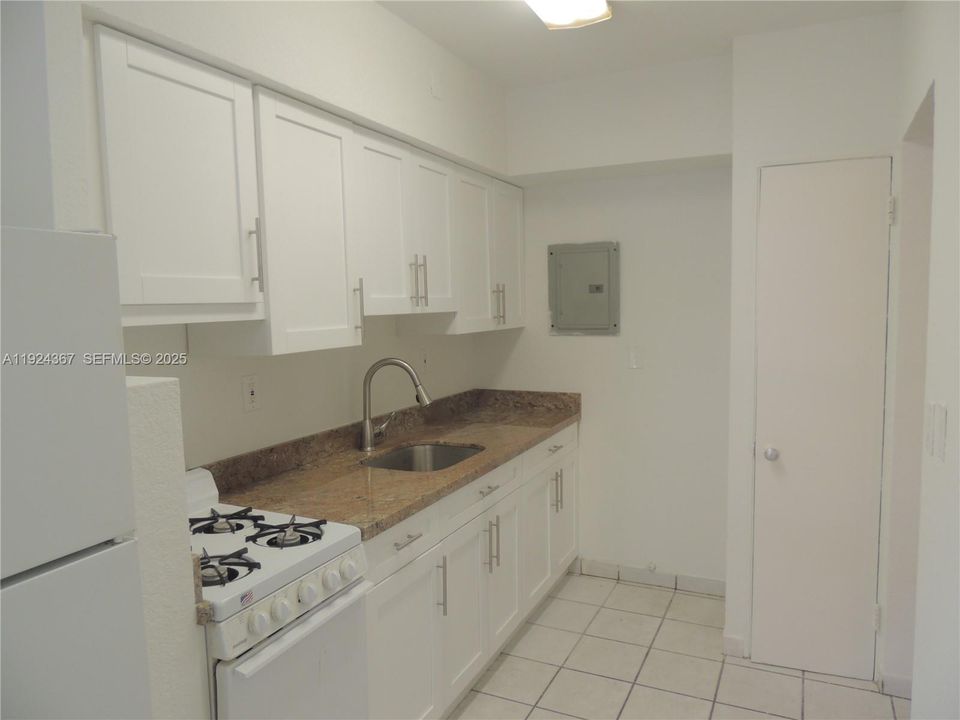 For Rent: $1,850 (1 beds, 1 baths, 715 Square Feet)