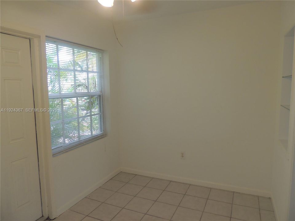 For Rent: $1,850 (1 beds, 1 baths, 715 Square Feet)