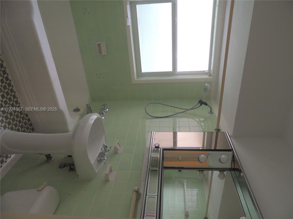 For Rent: $1,850 (1 beds, 1 baths, 715 Square Feet)