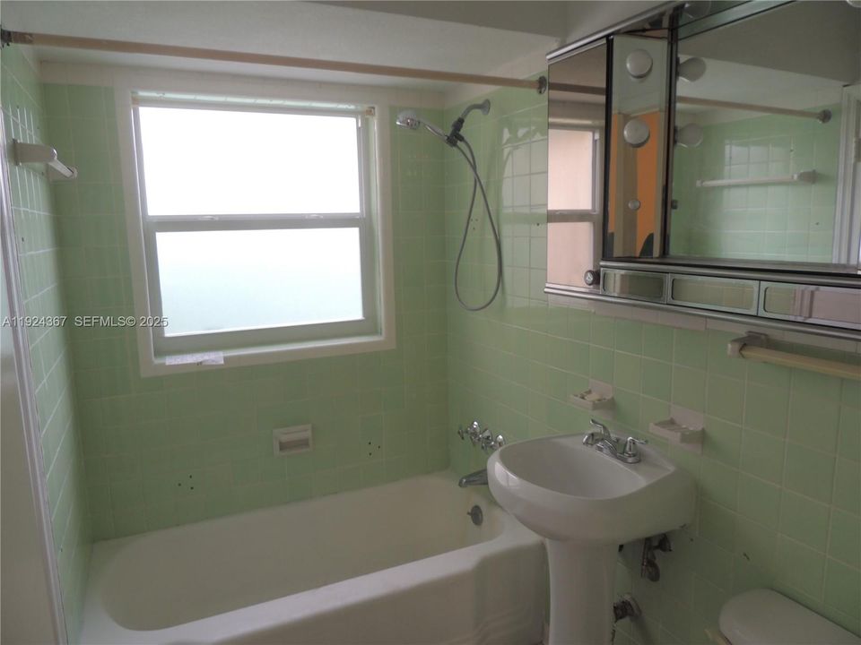 For Rent: $1,850 (1 beds, 1 baths, 715 Square Feet)