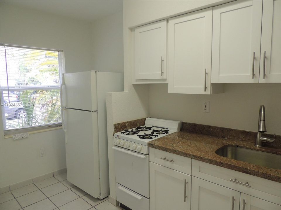 For Rent: $1,850 (1 beds, 1 baths, 715 Square Feet)