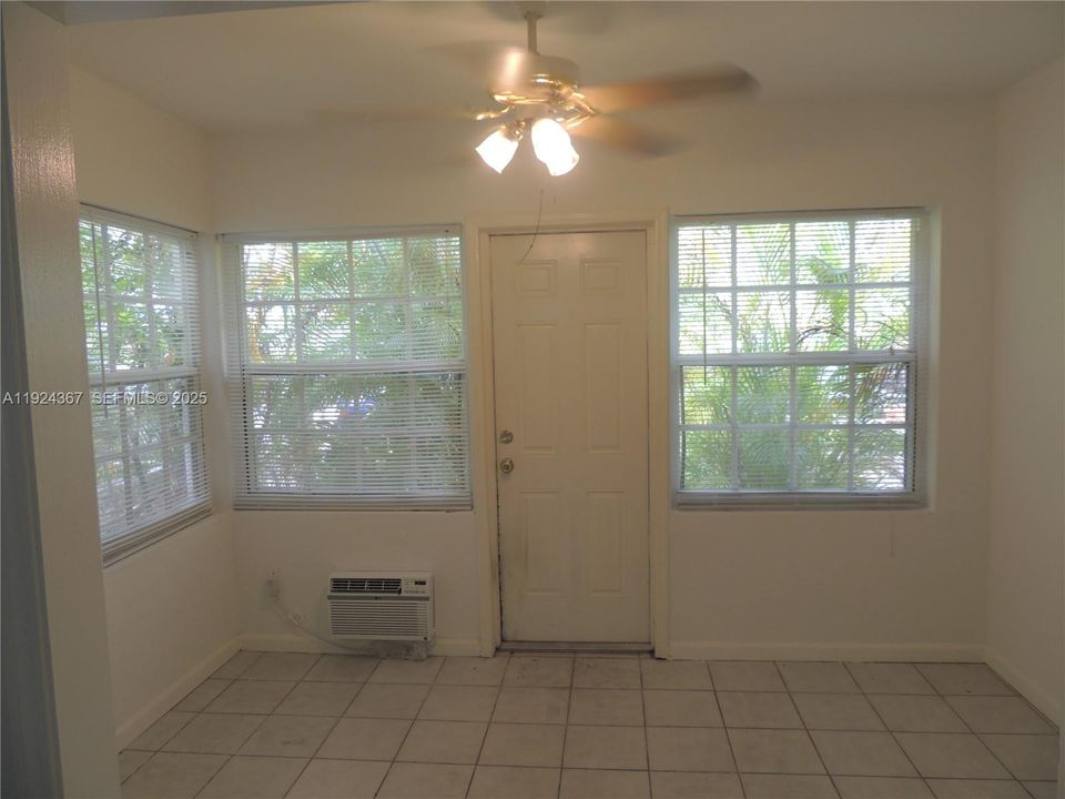 For Rent: $1,850 (1 beds, 1 baths, 715 Square Feet)