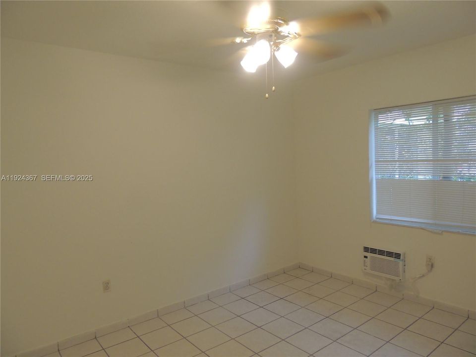 For Rent: $1,850 (1 beds, 1 baths, 715 Square Feet)