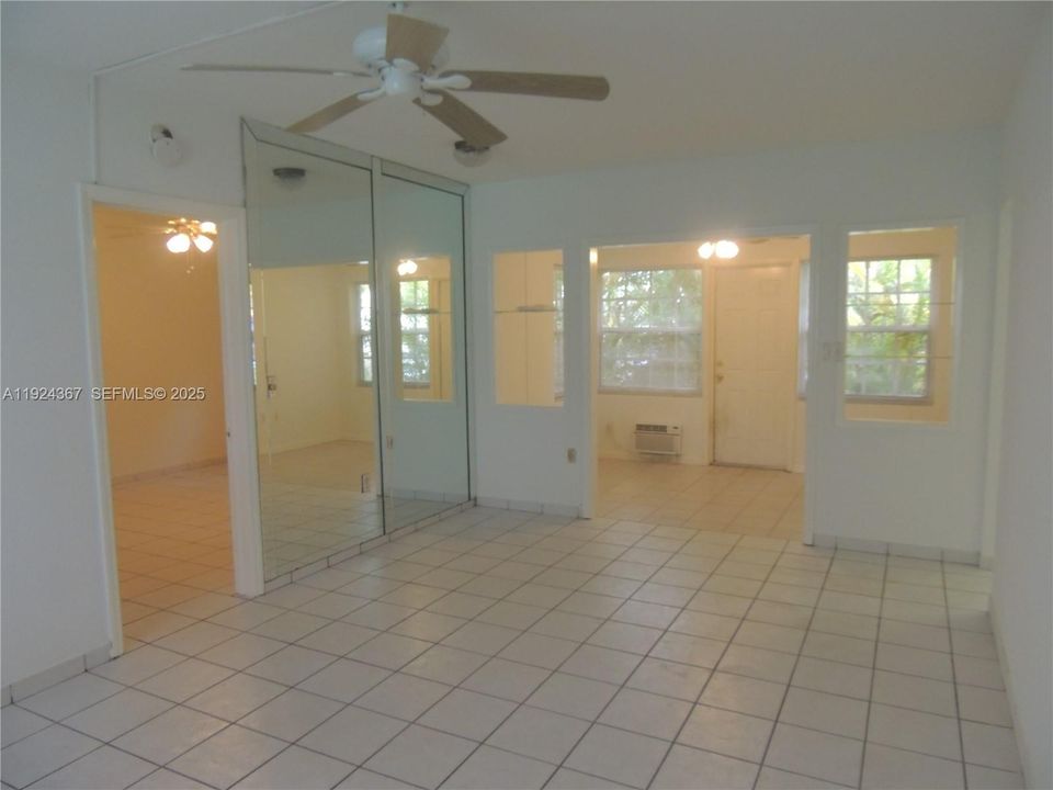 For Rent: $1,850 (1 beds, 1 baths, 715 Square Feet)