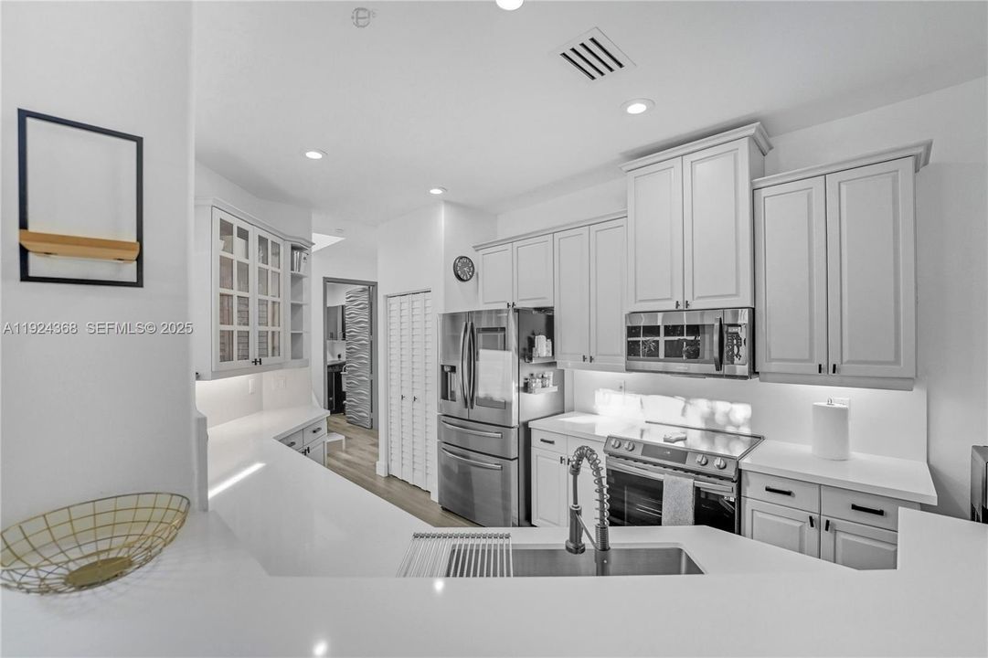 Под контрактом: $5,500 (4 спален, 2 ванн, 2475 Квадратных фут)