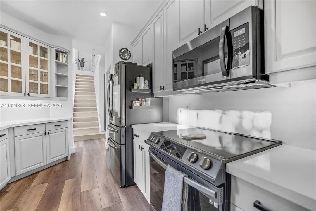 Под контрактом: $5,500 (4 спален, 2 ванн, 2475 Квадратных фут)