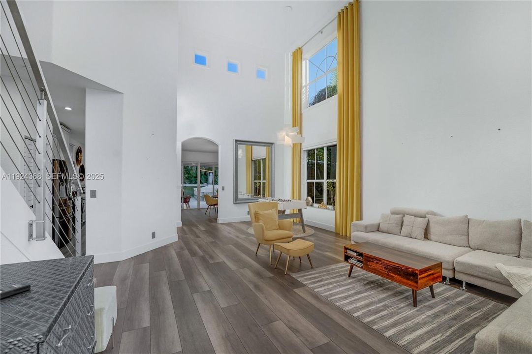 Под контрактом: $5,500 (4 спален, 2 ванн, 2475 Квадратных фут)