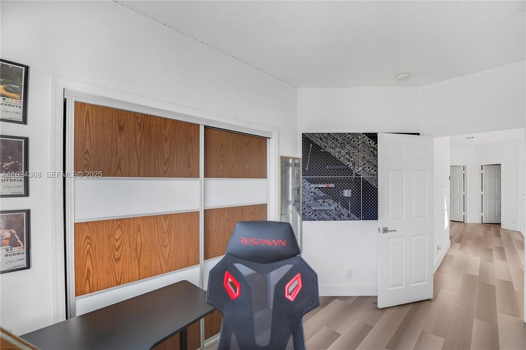 Под контрактом: $5,500 (4 спален, 2 ванн, 2475 Квадратных фут)