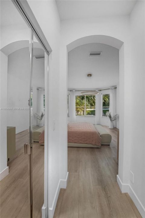 Под контрактом: $5,500 (4 спален, 2 ванн, 2475 Квадратных фут)