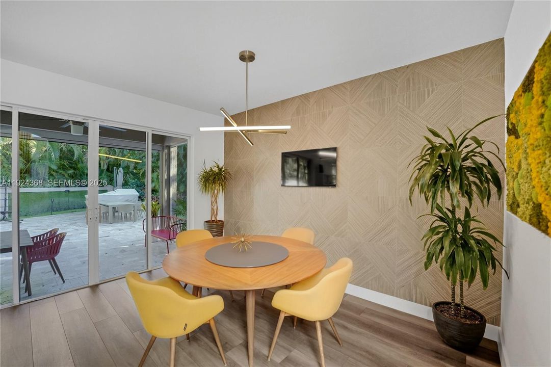 Под контрактом: $5,500 (4 спален, 2 ванн, 2475 Квадратных фут)