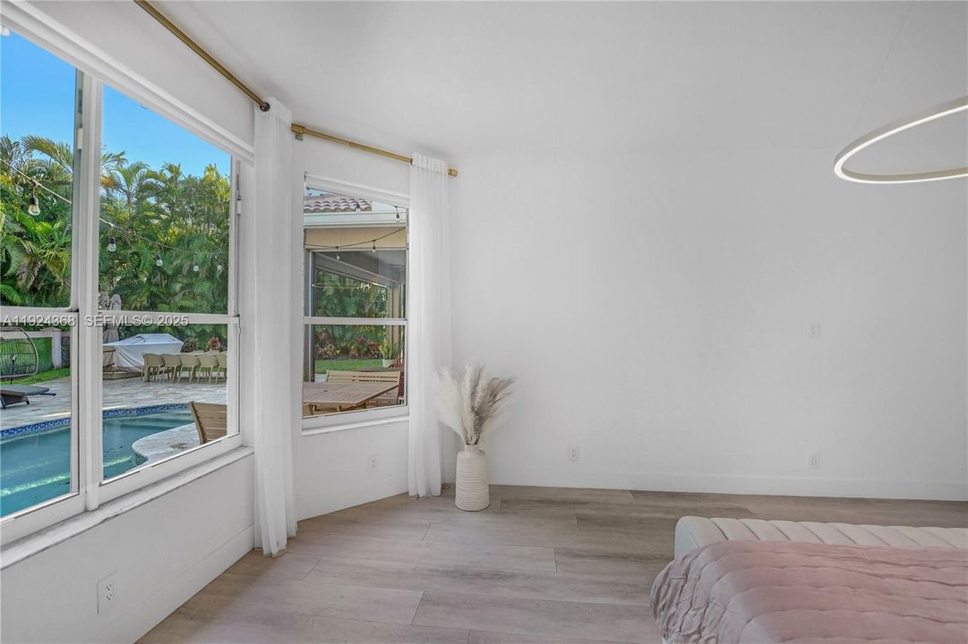 Под контрактом: $5,500 (4 спален, 2 ванн, 2475 Квадратных фут)