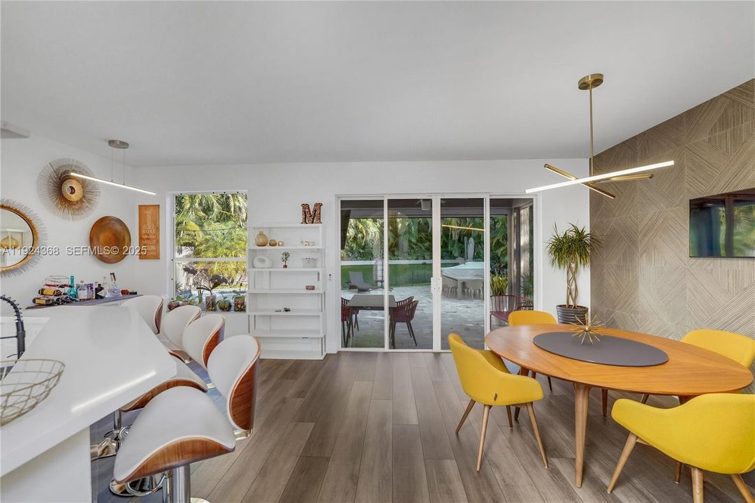 Под контрактом: $5,500 (4 спален, 2 ванн, 2475 Квадратных фут)