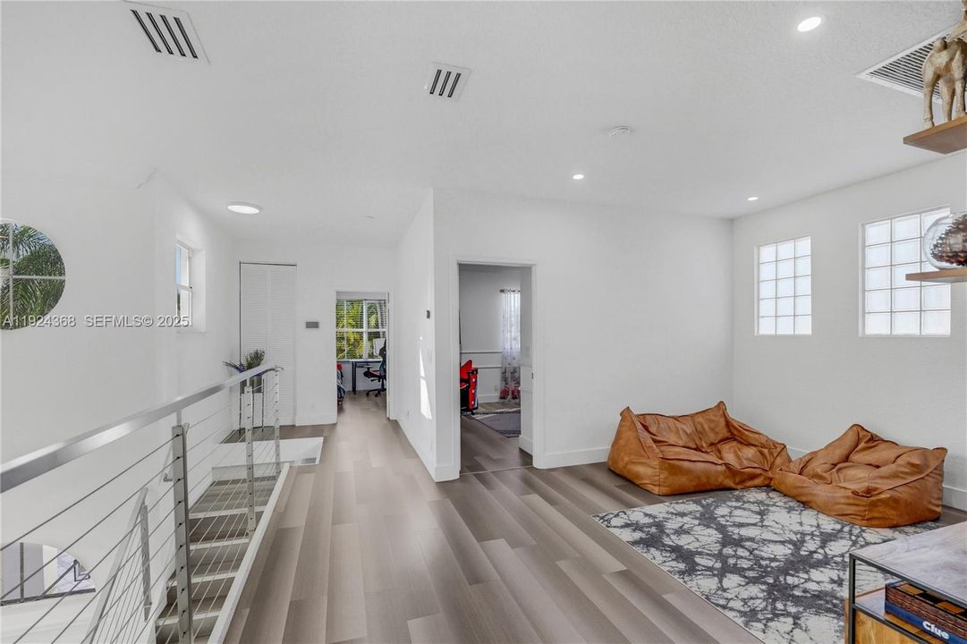 Под контрактом: $5,500 (4 спален, 2 ванн, 2475 Квадратных фут)