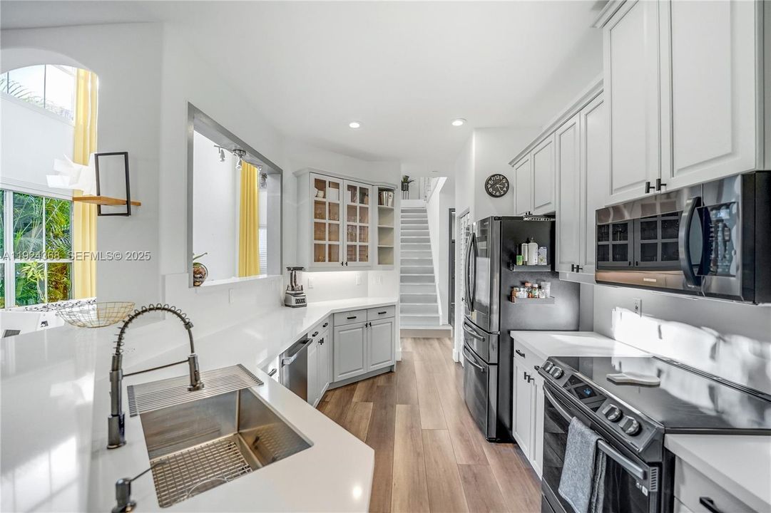 Под контрактом: $5,500 (4 спален, 2 ванн, 2475 Квадратных фут)