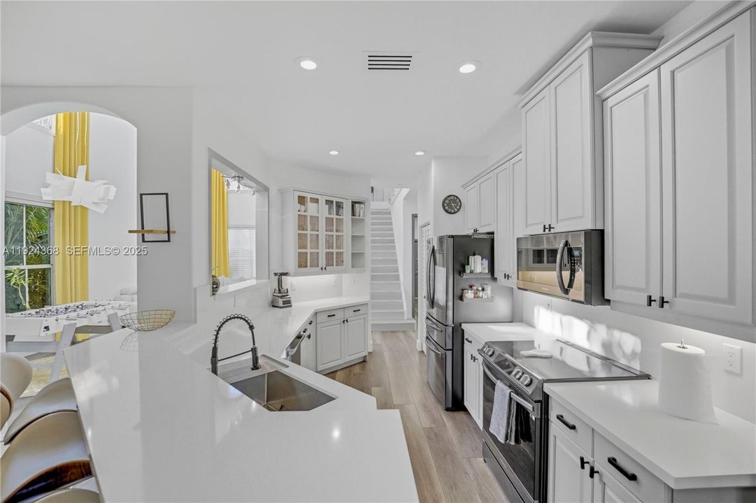 Под контрактом: $5,500 (4 спален, 2 ванн, 2475 Квадратных фут)