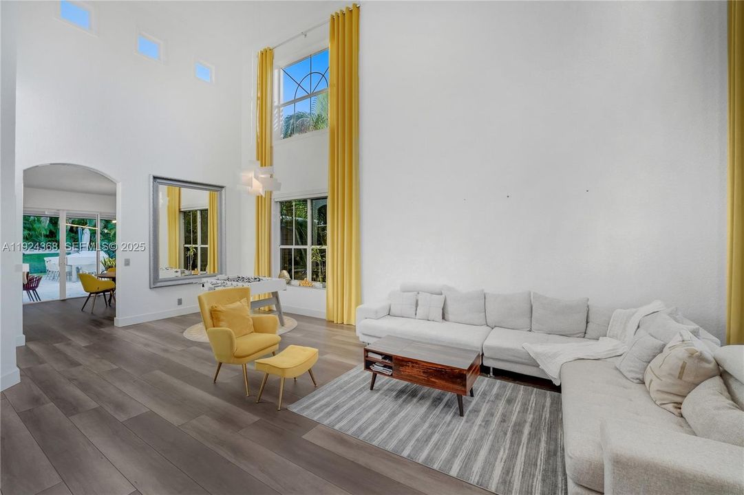 Под контрактом: $5,500 (4 спален, 2 ванн, 2475 Квадратных фут)