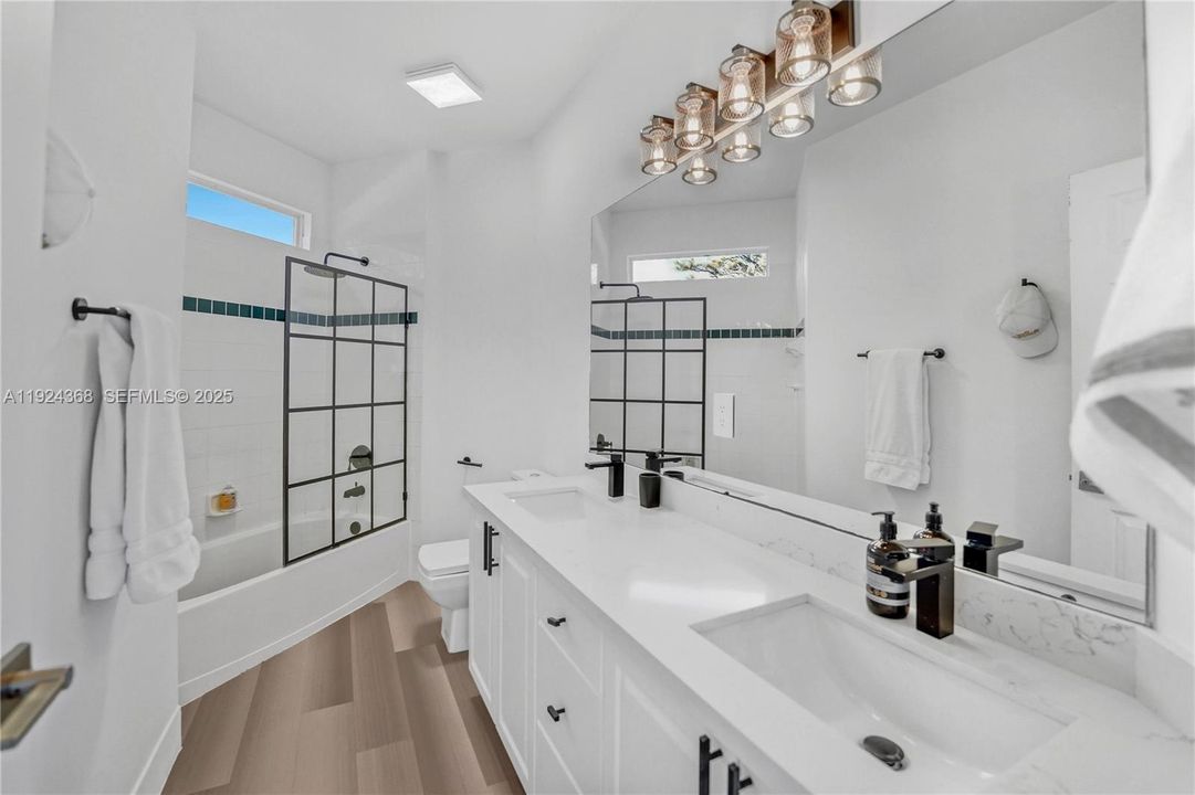 Под контрактом: $5,500 (4 спален, 2 ванн, 2475 Квадратных фут)