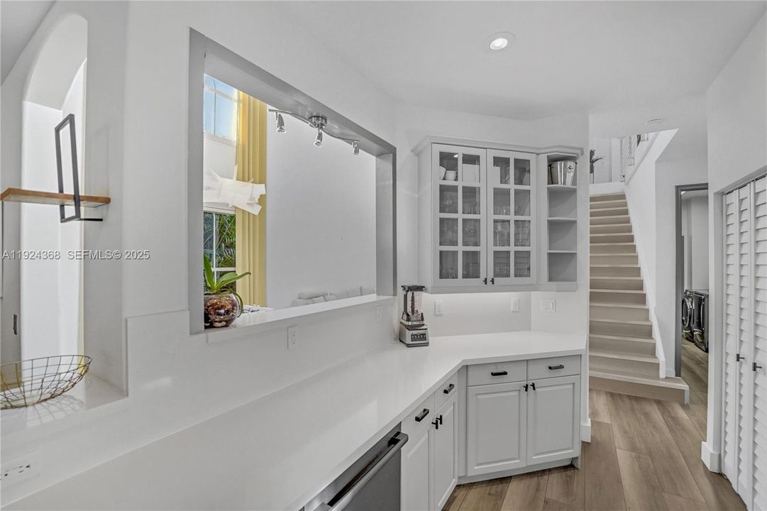 Под контрактом: $5,500 (4 спален, 2 ванн, 2475 Квадратных фут)