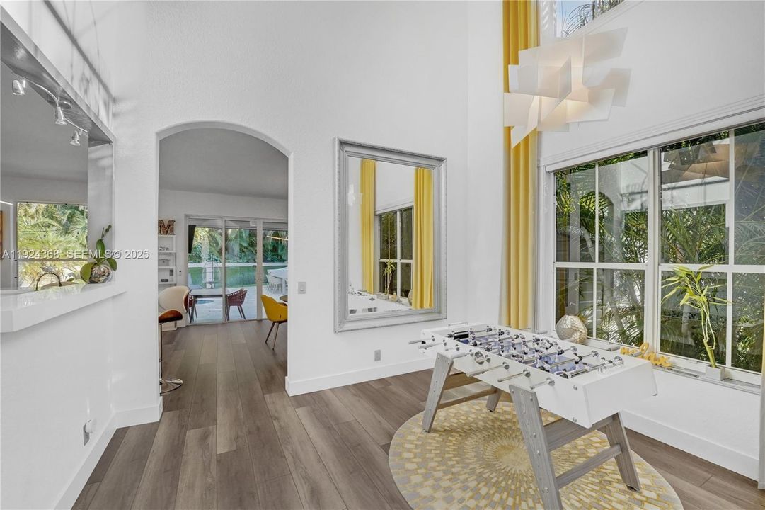 Под контрактом: $5,500 (4 спален, 2 ванн, 2475 Квадратных фут)