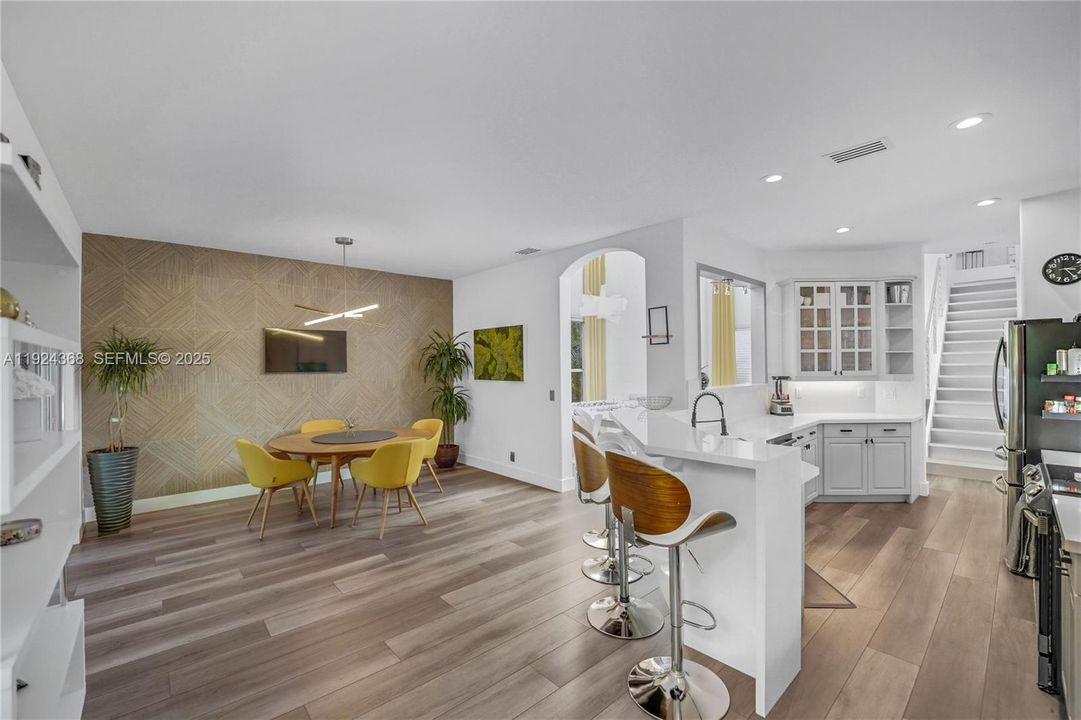 Под контрактом: $5,500 (4 спален, 2 ванн, 2475 Квадратных фут)