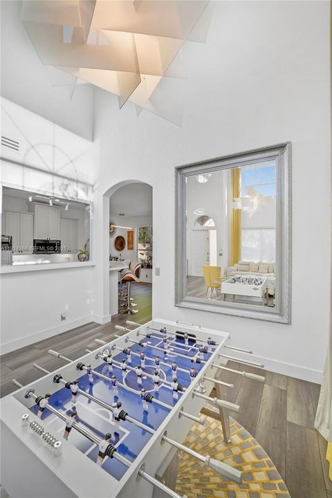 Под контрактом: $5,500 (4 спален, 2 ванн, 2475 Квадратных фут)