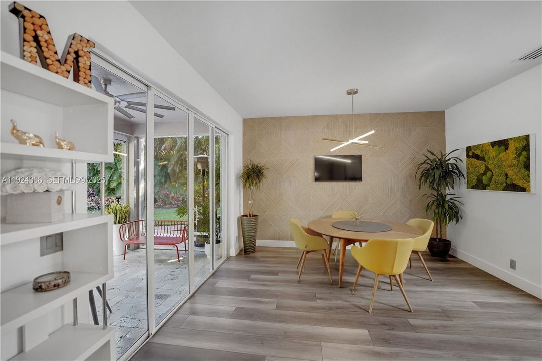 Под контрактом: $5,500 (4 спален, 2 ванн, 2475 Квадратных фут)