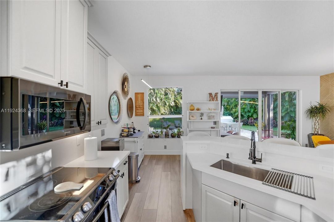 Под контрактом: $5,500 (4 спален, 2 ванн, 2475 Квадратных фут)