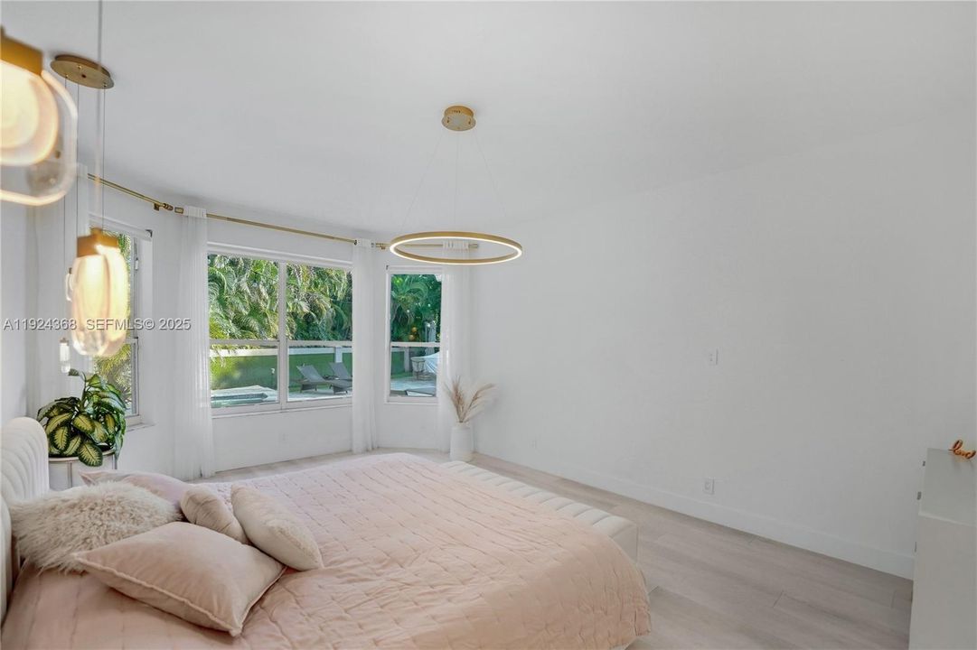 Под контрактом: $5,500 (4 спален, 2 ванн, 2475 Квадратных фут)