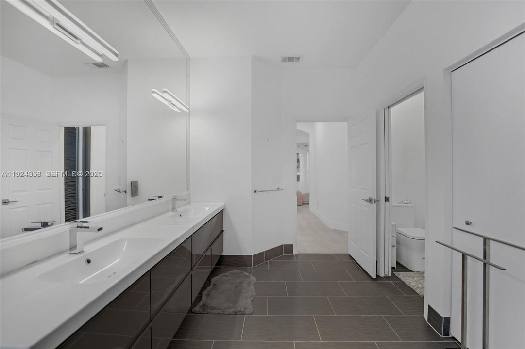 Под контрактом: $5,500 (4 спален, 2 ванн, 2475 Квадратных фут)