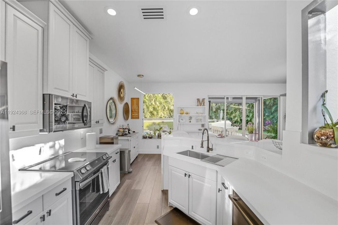 Под контрактом: $5,500 (4 спален, 2 ванн, 2475 Квадратных фут)