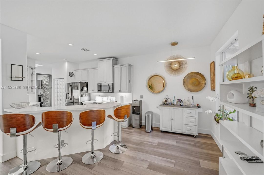 Под контрактом: $5,500 (4 спален, 2 ванн, 2475 Квадратных фут)