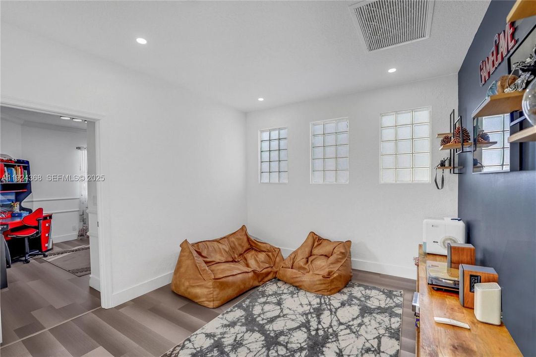 Под контрактом: $5,500 (4 спален, 2 ванн, 2475 Квадратных фут)