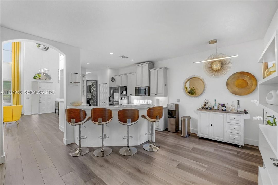 Под контрактом: $5,500 (4 спален, 2 ванн, 2475 Квадратных фут)