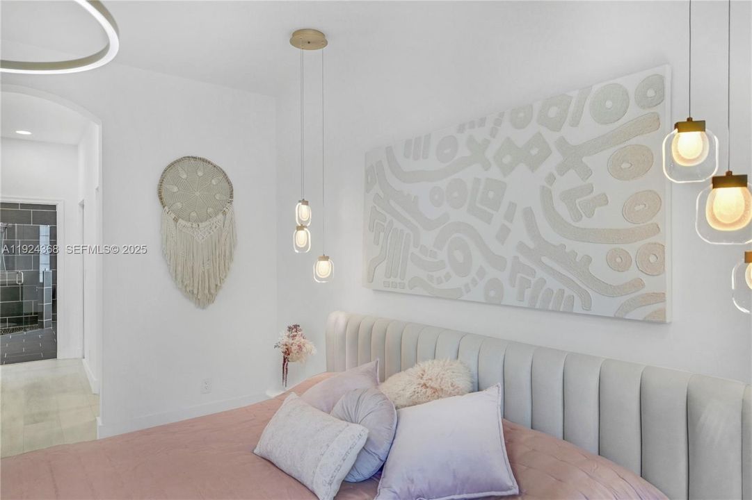 Под контрактом: $5,500 (4 спален, 2 ванн, 2475 Квадратных фут)