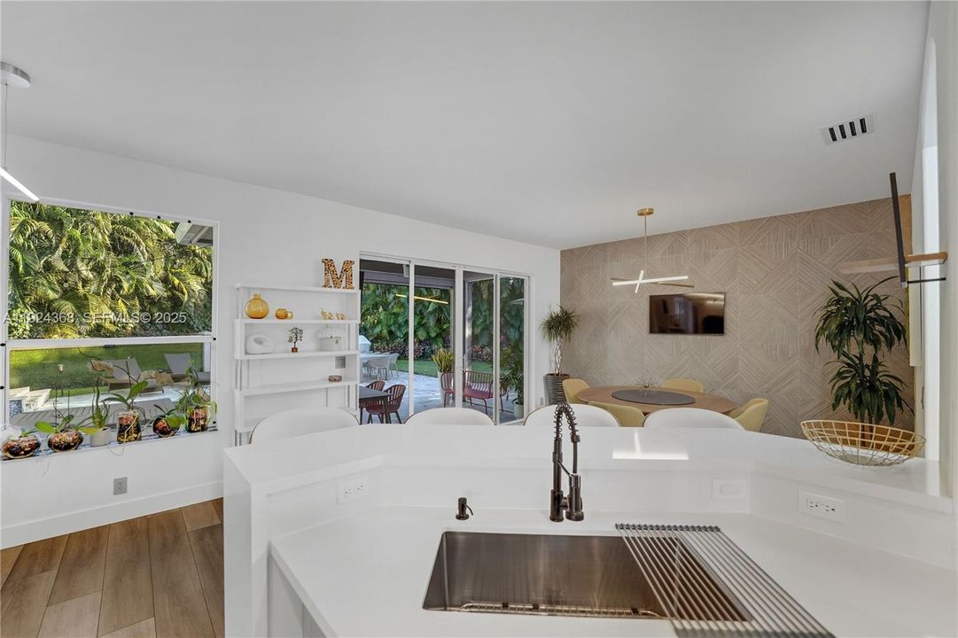 Под контрактом: $5,500 (4 спален, 2 ванн, 2475 Квадратных фут)