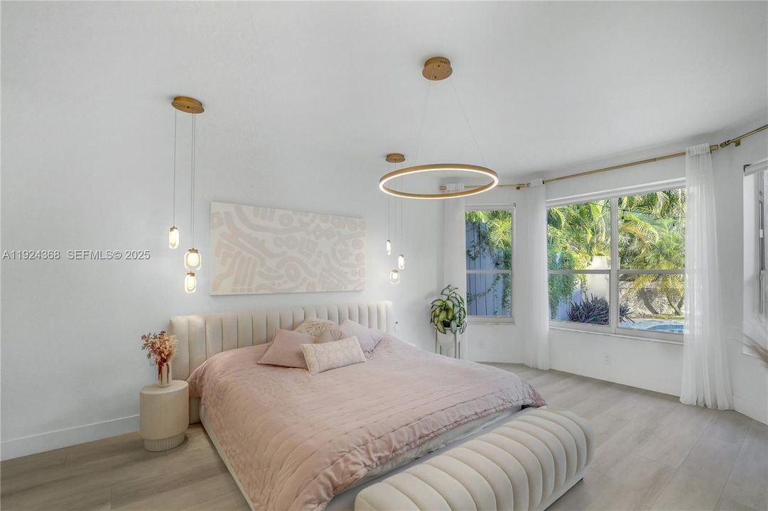 Под контрактом: $5,500 (4 спален, 2 ванн, 2475 Квадратных фут)