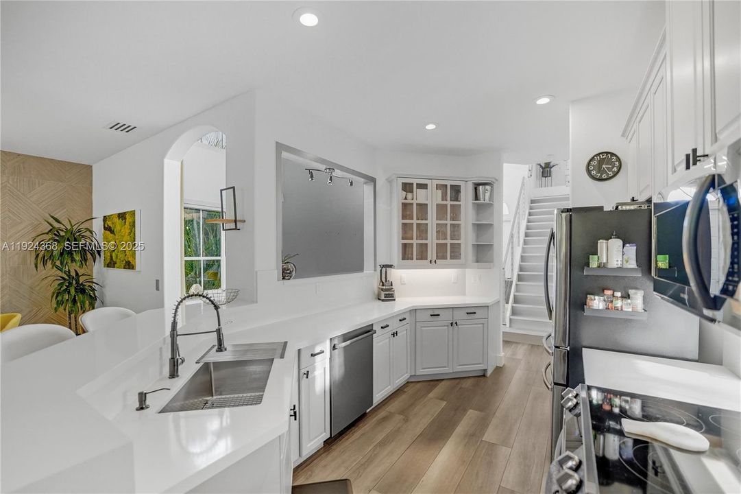 Под контрактом: $5,500 (4 спален, 2 ванн, 2475 Квадратных фут)