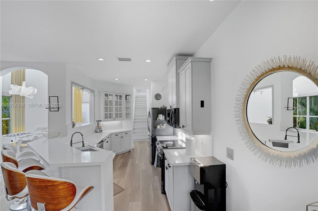 Под контрактом: $5,500 (4 спален, 2 ванн, 2475 Квадратных фут)