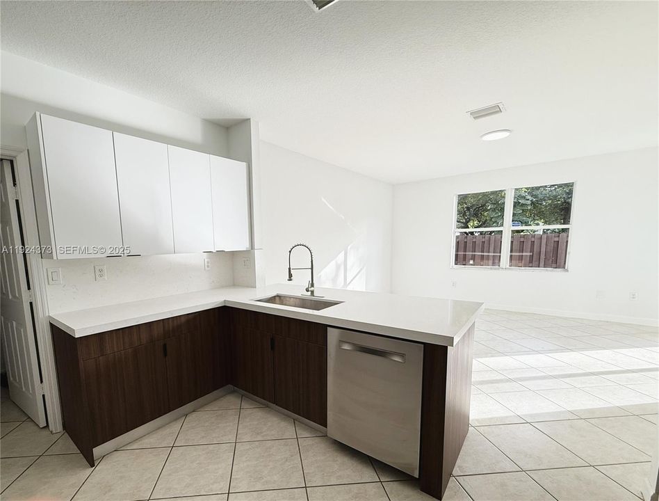 На продажу: $804,900 (3 спален, 2 ванн, 2104 Квадратных фут)