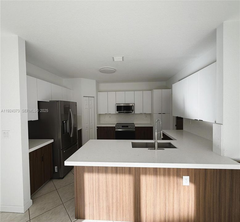 На продажу: $804,900 (3 спален, 2 ванн, 2104 Квадратных фут)