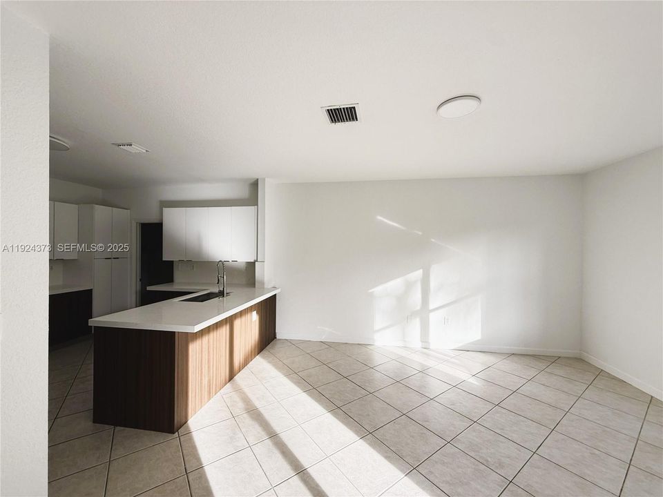 На продажу: $804,900 (3 спален, 2 ванн, 2104 Квадратных фут)