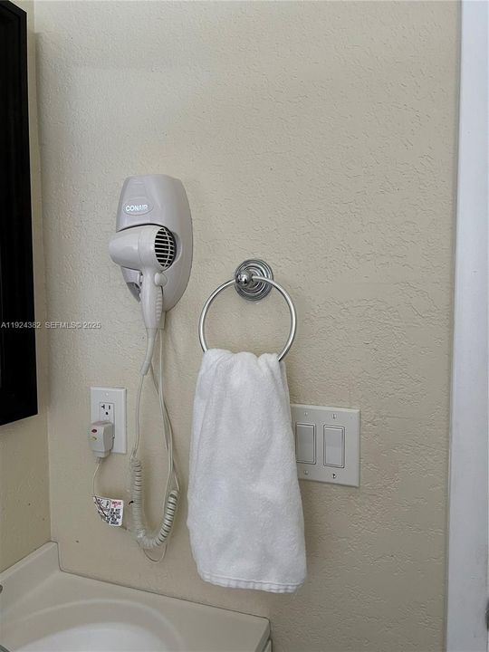 На продажу: $445,000 (4 спален, 2 ванн, 1330 Квадратных фут)